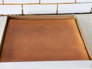 10、草莓香草奶油蛋糕卷,出炉后，轻摔一下烤盘振出热气，静置完全放凉脱模^o^