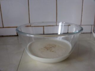 12、草莓香草奶油蛋糕卷,淡奶油250g加入25g糖粉打发^o^