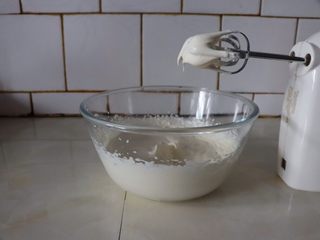 13、草莓香草奶油蛋糕卷,淡奶油打至十分发^o^