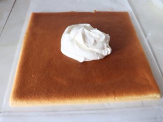 14、草莓香草奶油蛋糕卷,焦色面朝上，做反卷e形卷，蛋糕片尾部斜切一下，蛋糕片抹上奶油^o^