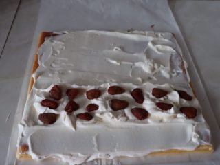 16、草莓香草奶油蛋糕卷,小山丘放入草莓干^o^