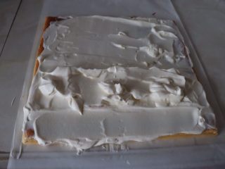 17、草莓香草奶油蛋糕卷,草莓上面抹上一层奶油，把草莓盖上^o^