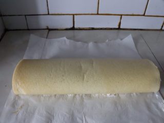 20、草莓香草奶油蛋糕卷,蛋糕卷定形完成^o^