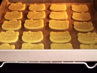 14、KT黄油蛋黄饼干,烤箱180度预热10分钟后，把烤盘放入烤箱中层。