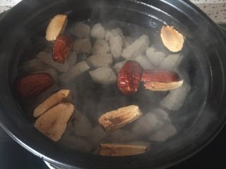 9、海参猪肉汤,砂锅中加入大枣