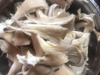 2、炸蘑菇,蘑菇撕成小朵