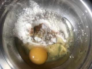 4、炸蘑菇,找个小盆,放入适量面粉,淀粉,盐,十三香,孜然粉,一个鸡蛋