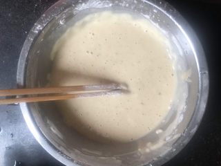 5、炸蘑菇,加入适量水搅拌成糊状,面糊调稠点
