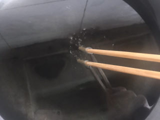 7、炸蘑菇,油温5成热,用来筷子试有小泡泡就可以了