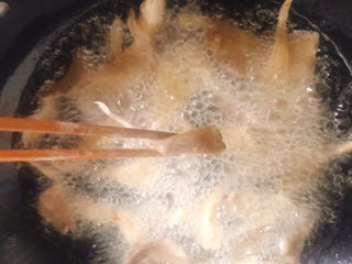 8、炸蘑菇,把蘑菇一个一个放入锅里炸,等到蘑菇定型了再翻动