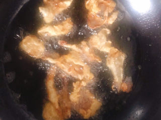 9、炸蘑菇,炸至表面金黄捞出来,想吃更脆的,可以再复炸30秒