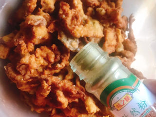 11、炸蘑菇,撒上孜然粉