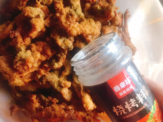 12、炸蘑菇,撒上烧烤料,晃动盆子,使蘑菇上均匀沾上调料