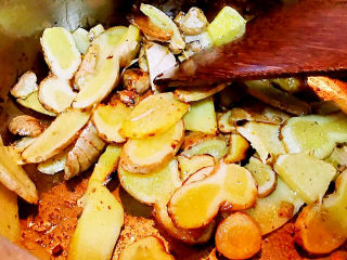 9、猪脚姜,慢慢煸出香味