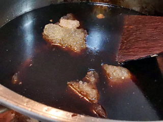 13、猪脚姜,煮至冰糖溶化