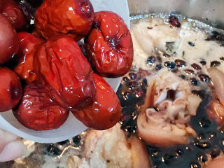 16、猪脚姜,煮30分钟后加入红枣