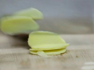 1、鲫鱼豆腐羹,油锅烧热，放入姜丝炒香。