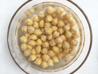 3、鹰嘴豆红枣银耳羹,鹰嘴豆头天晚上冷水浸泡至第二天早上完全胀大