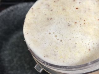 6、鹰嘴豆红枣银耳羹,打好的浆倒入锅中，中火煮开后转小火边煮边搅拌