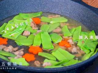 3、牛肉豆角焖面,加入水漫过豆角，加些盐、生抽调味。