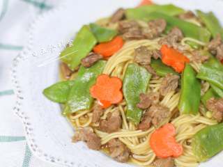 6、牛肉豆角焖面,出锅前拌匀即可。如果用的四季豆，四季豆（豆角）中含有皂素,这种物质只有在高温下才能破坏它，食用未煮熟的四季豆会因为皂素中毒哦。所以要多煮些时间，10几分钟吧。