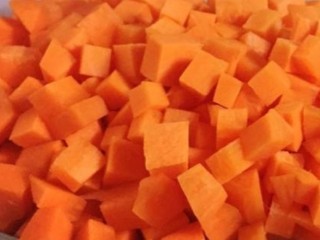 2、彩色水饺,胡萝卜洗净,去皮切丁