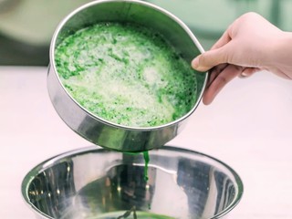 6、彩色水饺,用筛网分别进行过滤,留下汁
