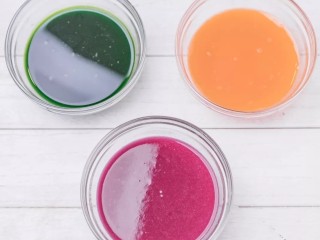 7、彩色水饺,漂亮的蔬果汁就做好了,放一旁备用