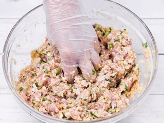 11、彩色水饺,搅拌均匀后放入冰箱冷藏