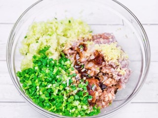 10、彩色水饺,在猪肉馅中加入切好的娃娃菜末,根据个人口味适量加入香油、蚝油、生抽、盐、鲜味汁调味