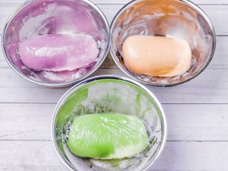 12、彩色水饺,把面粉和果蔬汁分别混合均匀,揉成光滑的面团