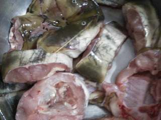 1、鲶鱼菜脯汤,鲶鱼洗干净剁小块，这个也可以在卖家那里叫他处理