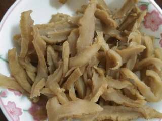 2、鲶鱼菜脯汤,菜脯（萝卜干）洗干净切成条