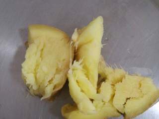 3、鲶鱼菜脯汤,姜我们选择拍碎，能充分释放姜味去除腥味