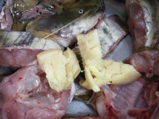 4、鲶鱼菜脯汤,先将姜碎和鲶鱼一起放到锅里加冷水煮（千万别贪快而加热水煮)