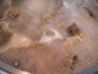 5、鲶鱼菜脯汤,煮开后有浮沫，用汤勺舀去浮沫，加入一点油，继续煮