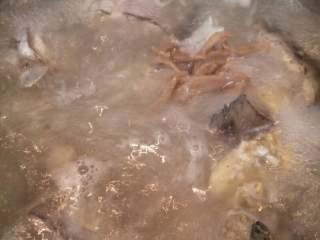 6、鲶鱼菜脯汤,煮到汤汁变色，倒入菜脯条（萝卜干）再煮片刻，如果在之前先倒入菜脯条煮出来就不脆了