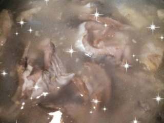 7、鲶鱼菜脯汤,把菜脯条里的咸煮出来就好了，全程不用加任何调料，因为菜脯是腌制的，本身带了咸，而鲶鱼是用冷水煮的，鲜甜已被煮在汤中