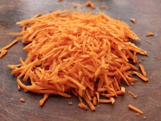 3、胡萝卜青椒海米饺子,把胡萝卜洗净后，用擦丝器把胡萝卜擦成细丝，撒上少许盐腌制一会。