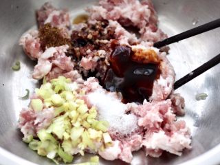 5、胡萝卜青椒海米饺子,把五花肉馅放入大一点的容器里，加入切碎的葱姜末，再加入蚝油和生抽，料酒和花椒粉，适量的盐和味精。