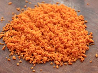 7、胡萝卜青椒海米饺子,把腌制好的胡萝卜丝纳干水分后，用刀剁碎。