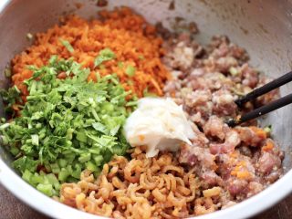 8、胡萝卜青椒海米饺子,在搅拌好的肉馅里，加入切碎的胡萝卜和青椒，香菜末和浸泡好的金钩海米，再放入自制猪油。