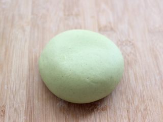 11、胡萝卜青椒海米饺子,和好的面团揉圆，盖上保鲜膜静置松弛30分钟左右。