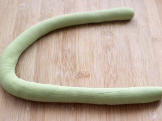 12、胡萝卜青椒海米饺子,把松弛好的面团排气揉匀后，搓成长条。