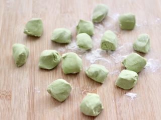 13、胡萝卜青椒海米饺子,用手揪成大小一致的剂子。