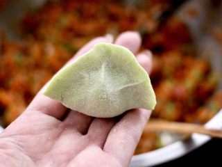 16、胡萝卜青椒海米饺子,包成自己喜欢的模样即可。