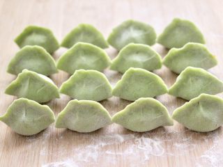 17、胡萝卜青椒海米饺子,依次包好所有的饺子。