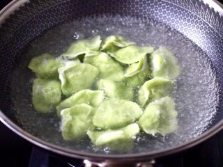 18、胡萝卜青椒海米饺子,锅中倒入适量的清水烧开后，把包好的饺子放入锅中，大火煮沸后点少许清水，反复3次，看见所有的饺子都漂浮在水面上，即可关火。