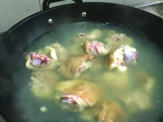 6、猪脚醋,大概10分钟。然后捞起放一旁。