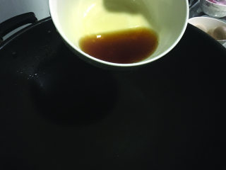 7、猪脚醋,入麻油到新锅